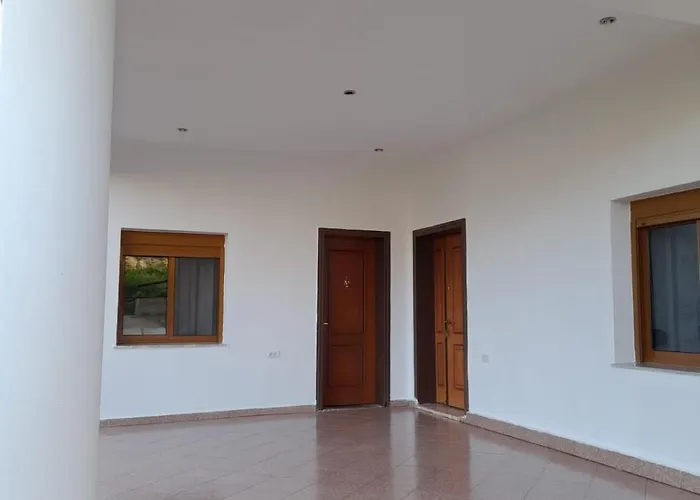 R-ene Kolonje (Gjirokaster)